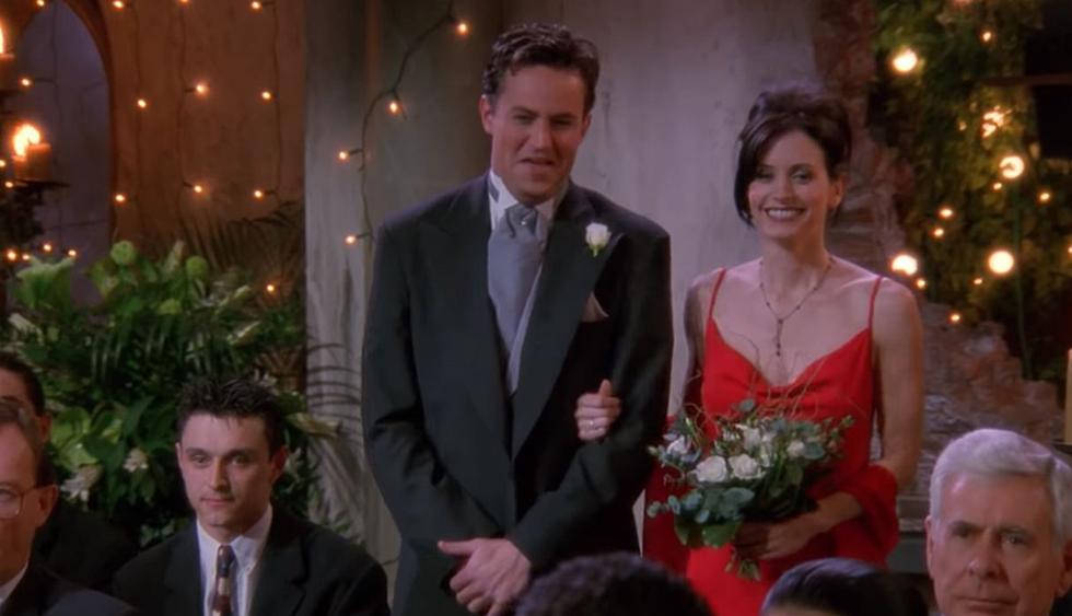 La boda de Ross en Londres le dio un giro total a la historia de Mónica y Chandler. (Foto: Captura de video)