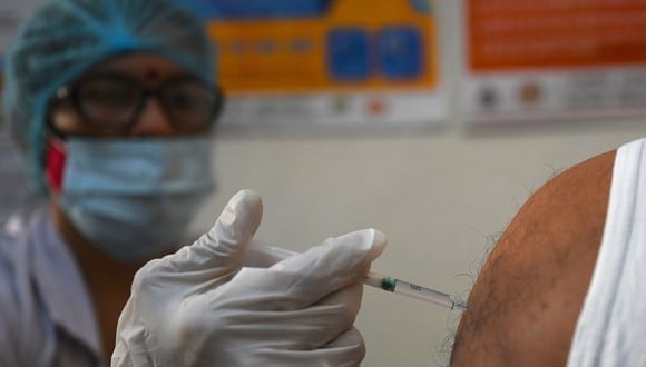 Un trabajador de la salud inocula a un anciano con una vacuna contra el COVID-19 en un hospital gubernamental en Faridabad. (Foto: Money Sharma / AFP)