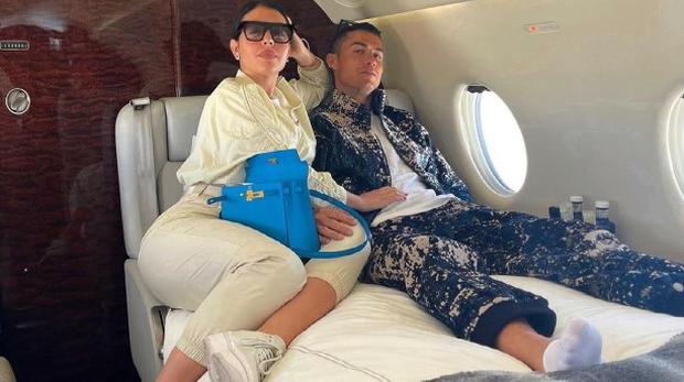 Georgina Rodríguez y Cristiano Ronaldo en el avión del portugués. (Foto: Georgina Rodríguez / Instagram)