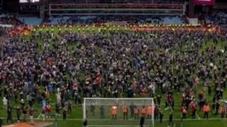A la final de la Carabao: hinchas del Aston Villa invadieron la cancha de felicidad tras derrotar al Leicester sobre la hora [VIDEO]