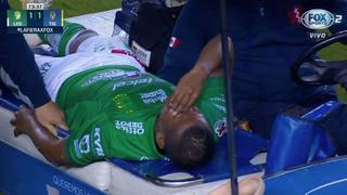 ¡Se encienden las alarmas! Pedro Aquino sale en camilla tras lesionarse con León en la Liga MX [VIDEO]