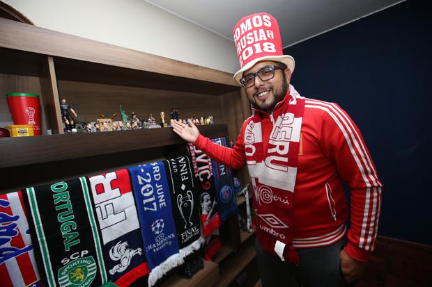 David también colecciona objetos de diversos estadios del mundo. (Foto: Fernando Sangama)