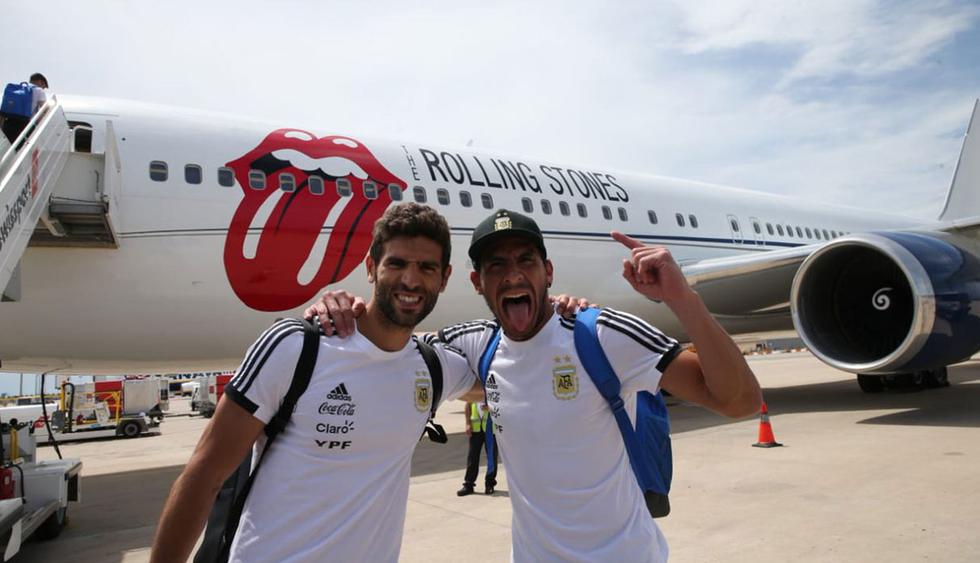 Selección Argentina viajó a Rusia 2018 en avión de los Rolling Stones y sin terno. (Twitter Selección Argentina)