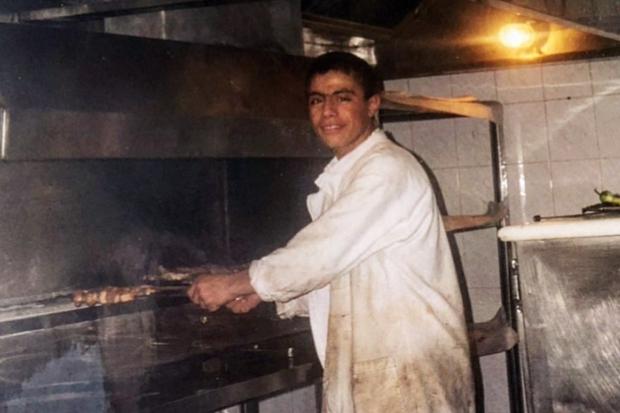 Salt Bay dropped out of school early due to financial problems, and at a very young age began working as a trainer at a butcher shop in the Turkish capital.  (Photo: Instagram | nusr_et)
