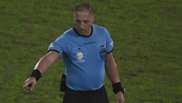 Néstor Pitana dirigió dos partidos en la Copa América 2021. (Foto: AFP)