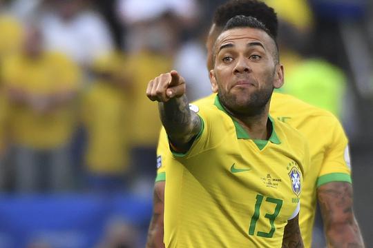 Brazil's Dani Alves celebrates after scoring against Peru during their Copa America football tournament group match at the Corinthians Arena in Sao Paulo, Brazil, on June 22, 2019. / AFP / Nelson ALMEIDA
