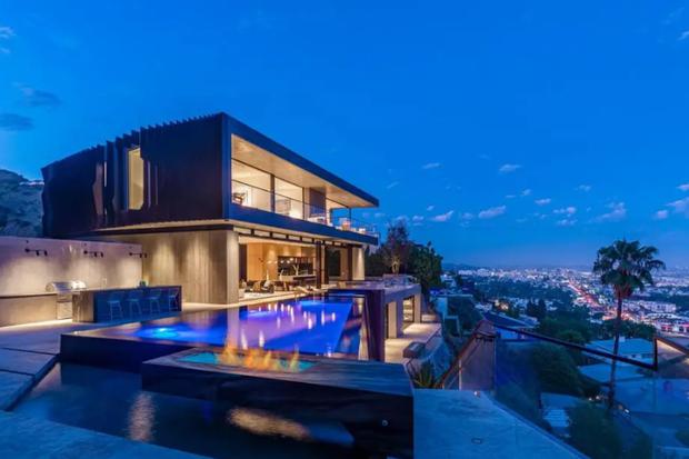 La lujosa mansión comprada por Edwin Castro está ubicada en Hollywood Hills, California, con parte de su premio. (Simon Berlyn / The Agency).