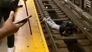 Hombre se desmaya en estación de tren y cae sobre las vías: rescate se volvió viral