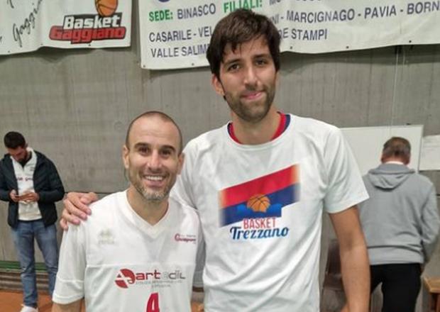 Rodrigo Palacios demuestra su nueva faceta como basquetbolista.