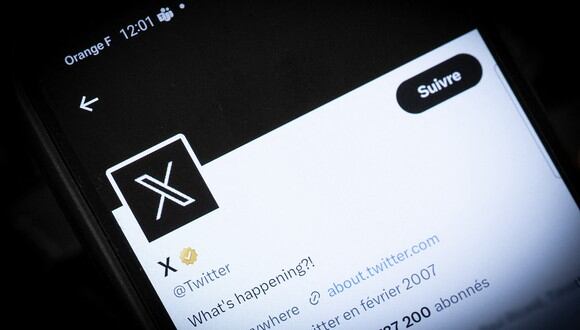 El nuevo logo de Twitter ahora es "X". La actualización comenzó a distribuirse por todo el mundo. (Photo by ALAIN JOCARD / AFP)