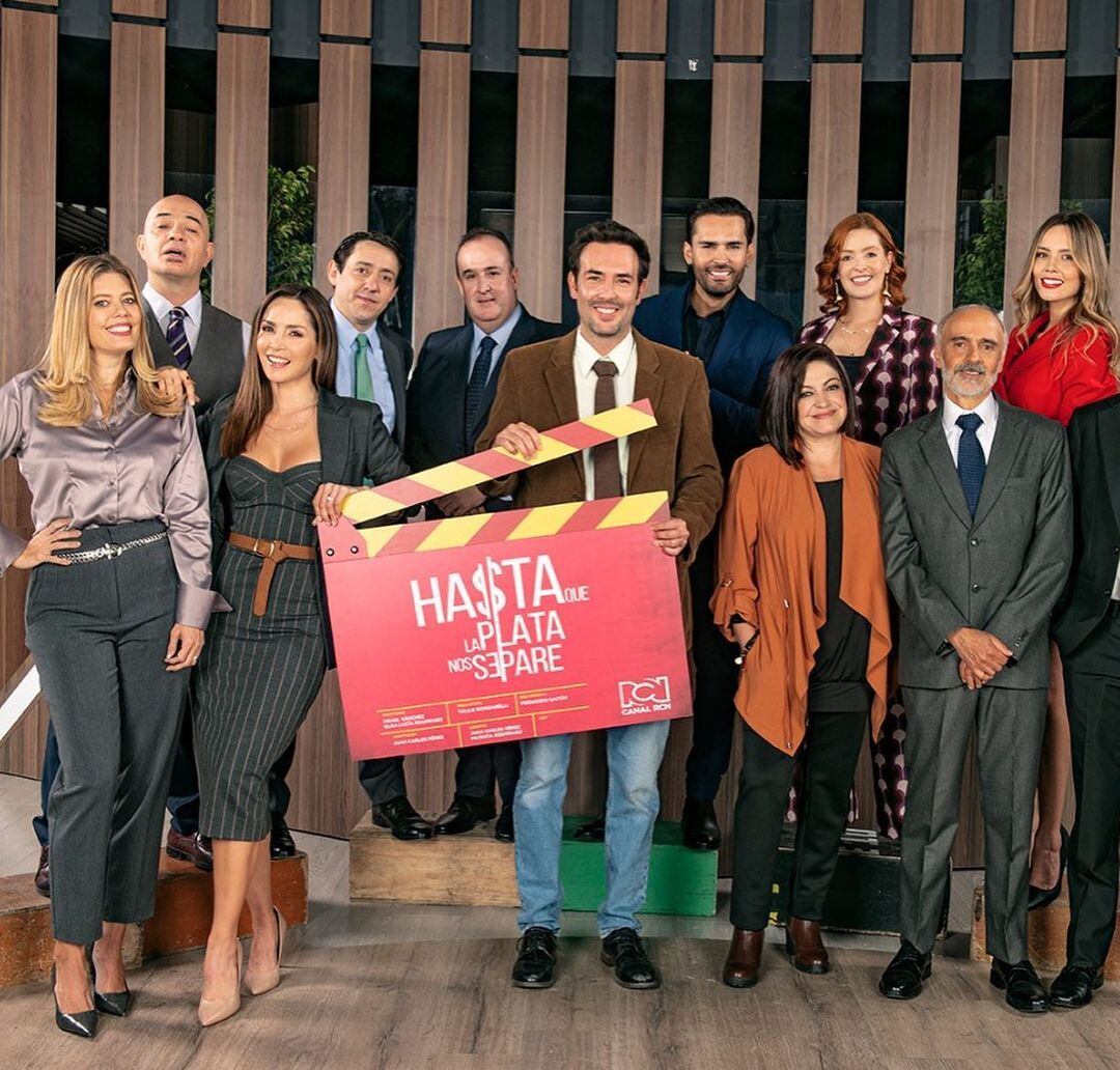 Parte del gran elenco de actores de la telenovela "Hasta que la plata nos separe” (Foto: Telemundo)