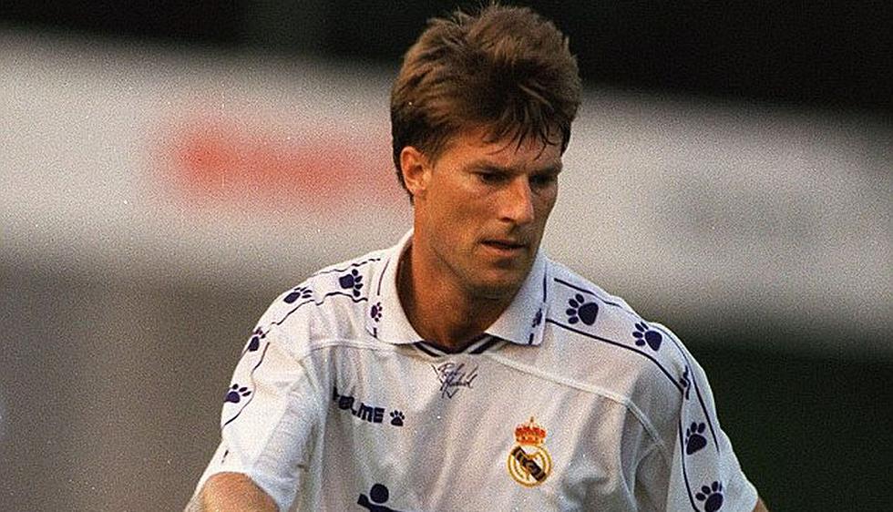 Figo llegó al Barcelona en la temporada 1995-96. Como 'culé' realizó cánticos y burlas contra el Real Madrid. En el 2000 se convirtió en jugador blanco y el primer galáctico. Fue el fichaje más ca