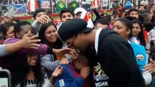 Ronaldinho en Perú: Niño con la camiseta del Barcelona llora al abrazar al brasileño en el Callao