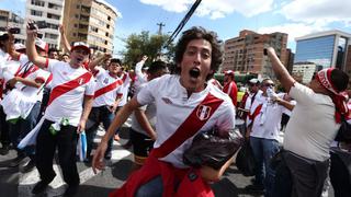 Selección Peruana: hinchas de la bicolor desatan la locura en Quito (VIDEO)