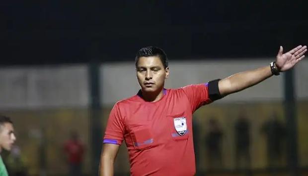 El guatemalteco Bryan López será el árbitro del Perú vs. México. (Foto: AP)