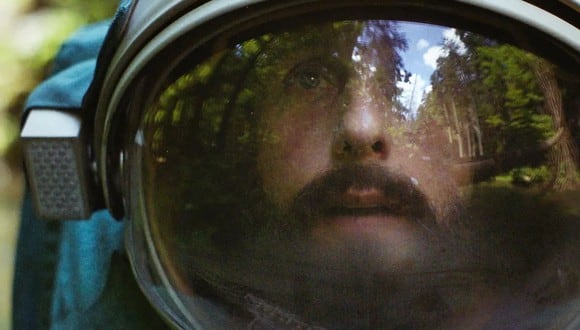 “Spaceman” es la película protagonizada por Adam Sandler, un astronauta que cumple una misión espacial (Foto: Netflix)