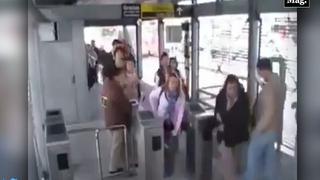 Mira la reacción de un hombre al cruzarse con mujer en estación de bus