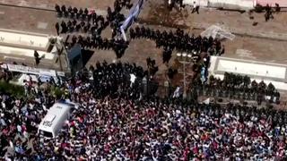 Lanzaron bombas lacrimógenas: tensión entre la Policía e hinchas en el velatorio de Diego Maradona [VIDEO]