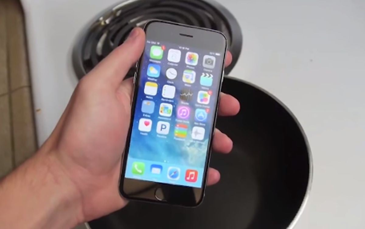 Experimentos en casa: ¿qué pasa si sumerges un iPhone en Coca-Cola hirviendo? [FOTOS]