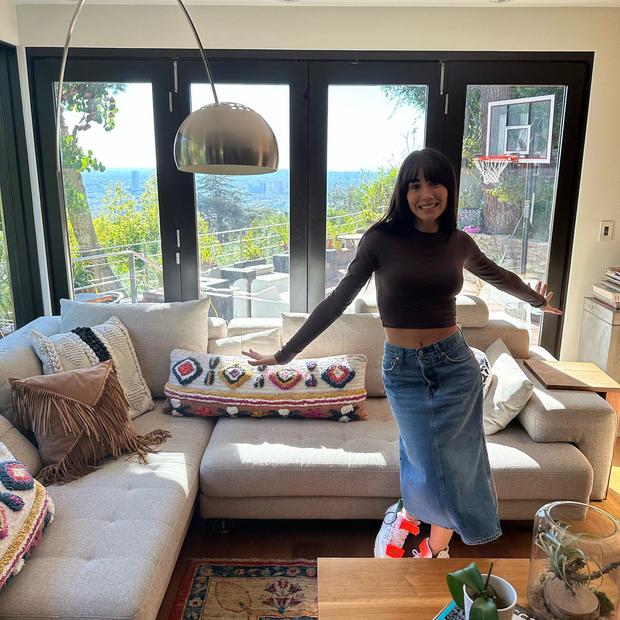 Aitana posando en la casa de Sebastián Yatra en Los Ángeles (Foto: Aitana/ Instagram)