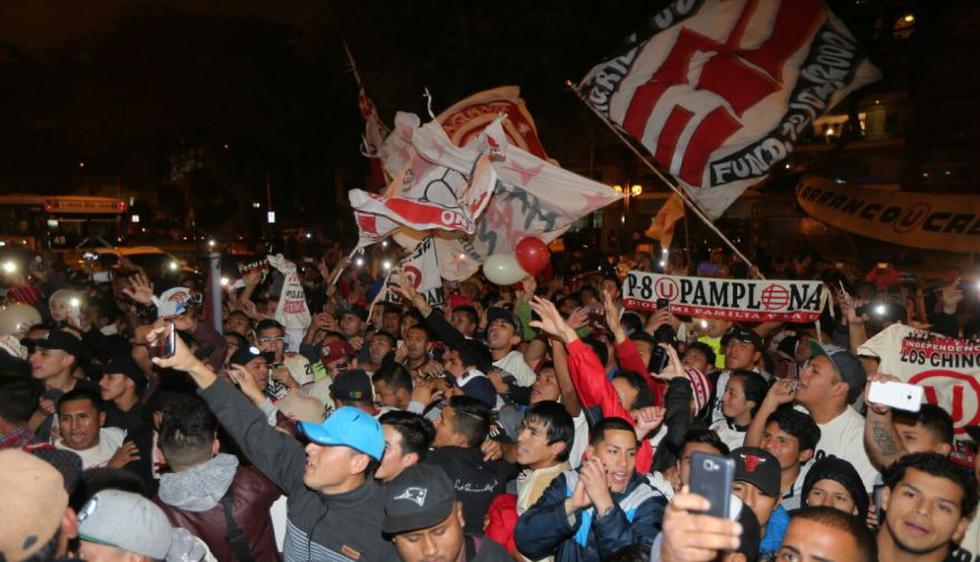 Universitario de Deportes: hinchas motivaron al plantel con multitudinario banderazo antes del clásico