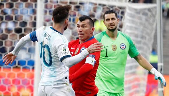 Uno de los últimos recuerdo de Medel en partido oficiales con 'La Roja' fue en la Copa América 2019, donde tuvo un 'encontrón' con Messi.