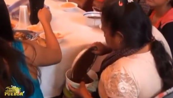La señora del video viral de TikTok no dudó un segundo en llevarse todo el mole de una fiesta en México (Foto: TikTok)