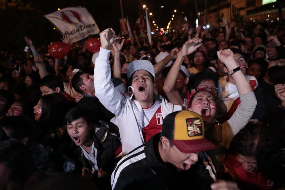 Entre gritos, aplausos y llantos, los hinchas celebraron en diferentes puntos de Lima el triunfo de la selección peruana contra su similar de Chile. (Foto: GEC/Hugo Pérez)