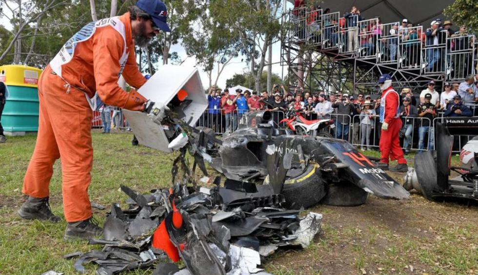 Fernando Alonso protagonizó un espectacular accidente en el Gran Premio de Australia. Abandonó la competencia. (AP)