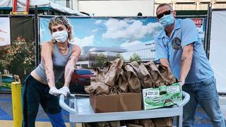 Miley Cyrus y Cody Simpson entregan comida a personal médico | VIDEO