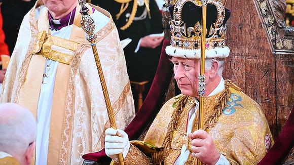 El momento en el que Carlos III es coronado en la Abadía de Westminster: “¡Dios salve al rey!”
