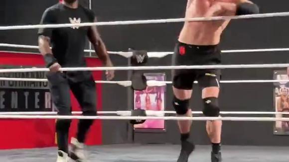 Kevin Owens y Logan Paul protagonizaron pelea en el Performance Center. (Video: WWE)