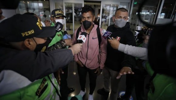 Renato Tapia llegó a Lima y habló sobre su lesión. (Foto: Joel Alonzo/@photo.gec)