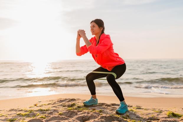 Este ejercicio te ayudará a fortalecer la parte superior de tus piernas. (Foto: Freepik).