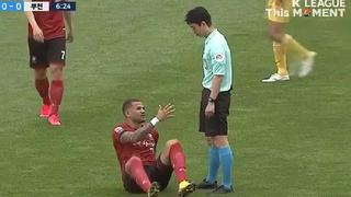 Árbitro se negó a darle la mano a jugador para pararse en inicio de la liga surcoreana [VIDEO]