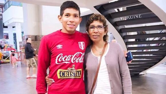 Edison Flores junto a su mamá. (Twitter)