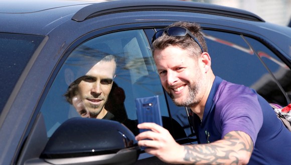 Bale fue recibido por una grupo de fanáticos de los ‘Spurs’. (Foto: Getty)
