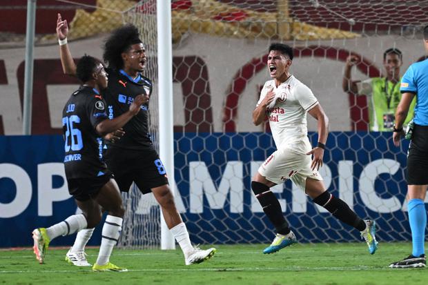 El 'Tunche' Rivera anotó un doblete con Universitario en el triunfo sobre Liga de Quito. El delantero volverá a comandar el ataque ante Junior por Copa Libertadores. | Foto: AFP