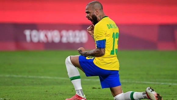 Dani Alves anotó el primero para Brasil en la definición por penales. (Foto: AFP)