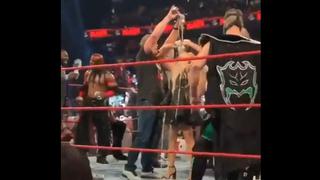 Toca celebrar: Stone Cold bañó en cerveza a Lilian García en la reunión de leyendas de WWE [VIDEO]