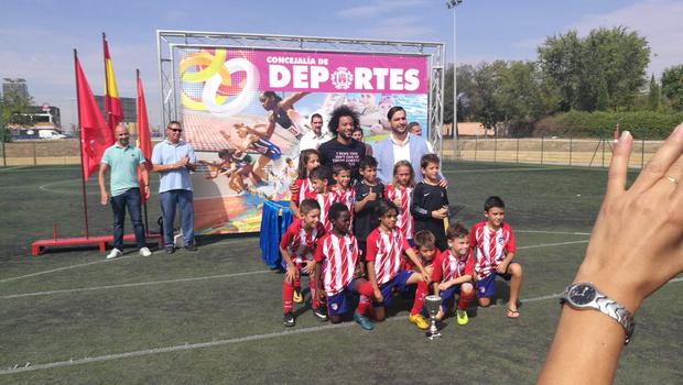 Joaquín Carrera se encuentra adelante de Marcelo durante la premiación de un torneo infantil con el Atlético de Madrid. (Foto: Difusión)