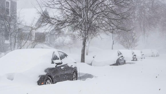 Automóviles cubiertos de nieve en Buffalo, Nueva York, mientras la gran tormenta invernal Elliot continúa azotando gran parte de Estados Unidos. (EFE/EPA/JALEN WRIGHT).