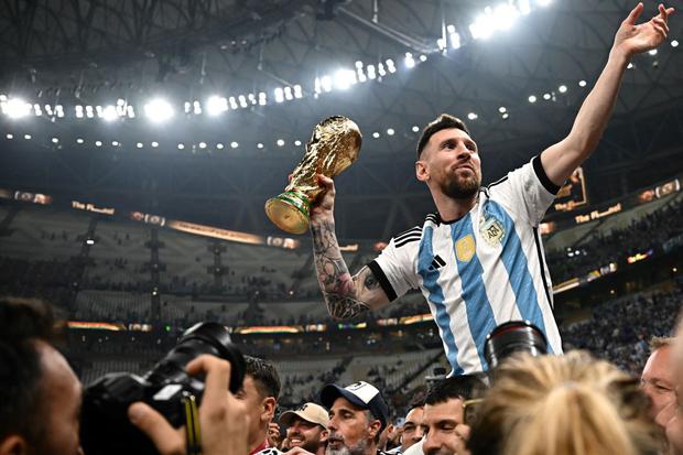 Messi siendo alzado en hombros mientras levanta la copa (Foto: AFP)