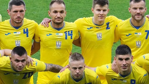 Los jugadores de Ucrania, con la polémica camiseta. (Foto: EFE)