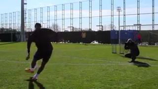 Rivaldo dio clase magistral de cómo patear tiros libres a jóvenes del Barcelona [VIDEO]