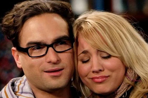 Leonard y Penny abrazados en "The Big Bang Theory" (Foto: CBS)