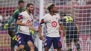El gol de Martínez tras notable atajada de Szczesny a remate de Vela [VIDEO]
