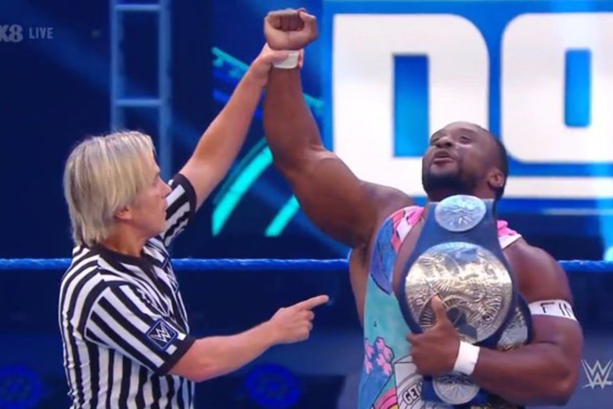 Big E celebrando con los títulos. (Foto: WWE)