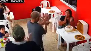 Una mujer llora frente a su pastel de cumpleaños y la reacción de los presentes se vuelve viral 