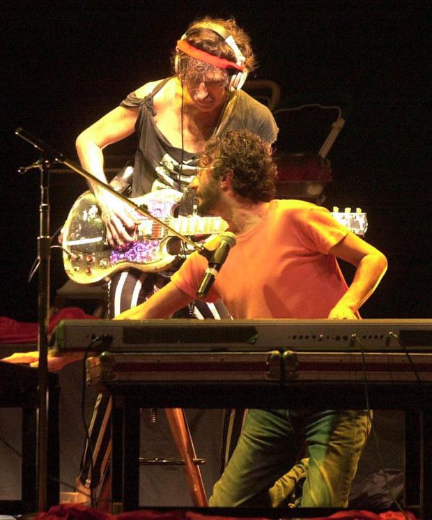Musicians Charly García and Fito Páez perform in Cosquín, Argentina, on February 9, 2003 (Photo: HO / La Voz del Interior / AFP)
